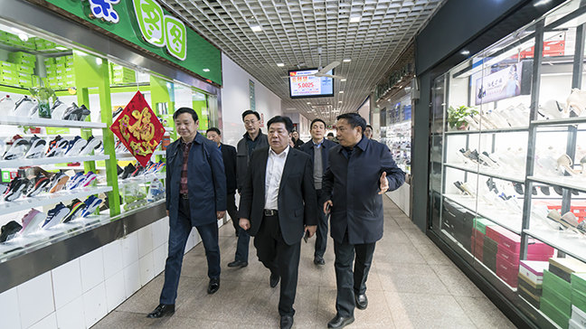 3：圖為戴董事長一行檢查招商場商戶經營情況.jpg